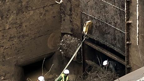 Treballs de reparació de la reixa del Pasteral