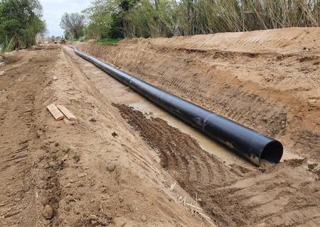 Zanja con una de las tasas tuberías en el interior de mar de 793,4 mm de interior diámetro