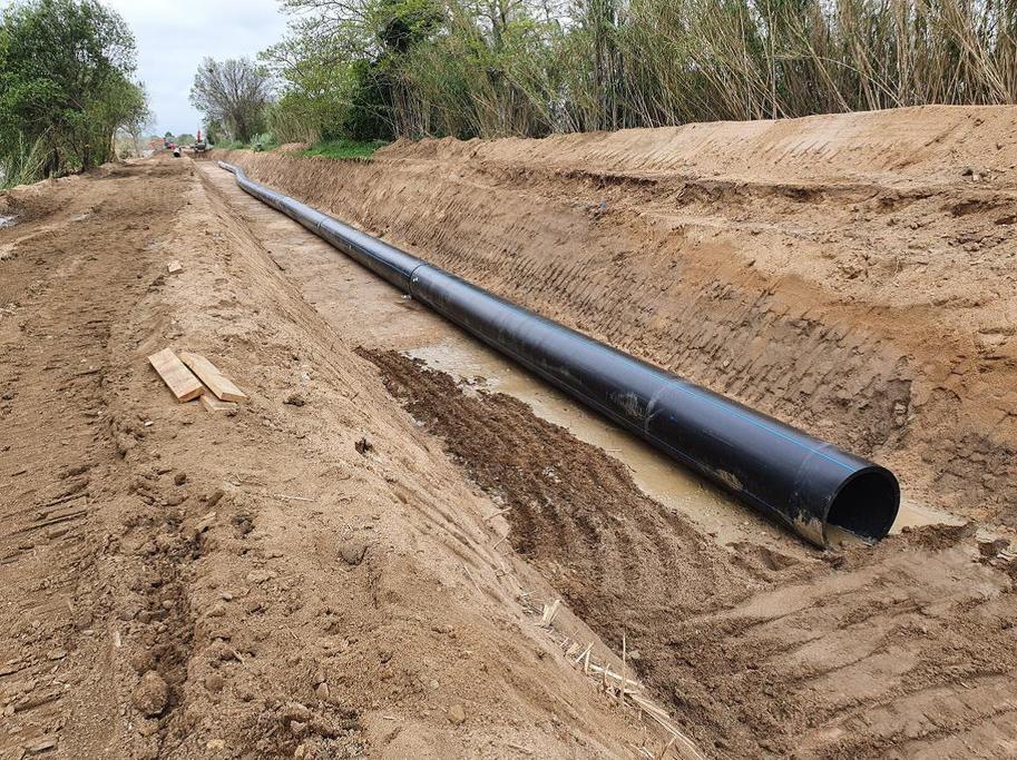 Zanja con una de las tasas tuberías en el interior de mar de 793,4 mm de interior diámetro