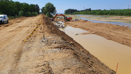 Vista aguas abajo. Colocación de escollera de protección de la mota